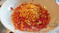 Коричневый рис с овощами и консервированной кукурузой